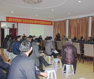 伊通縣農機推廣站參加四平市康達公司氣吹式播種技術培訓班(圖文)