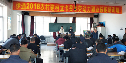 伊通縣農(nóng)機(jī)監(jiān)理站對(duì)聯(lián)合收割機(jī)駕駛員理論知識(shí)考試(圖文)
