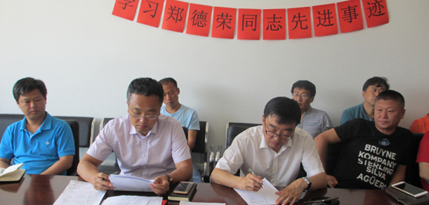 安圖縣農(nóng)機(jī)局組織機(jī)關(guān)黨員干部學(xué)習(xí)鄭德榮同志先進(jìn)事跡