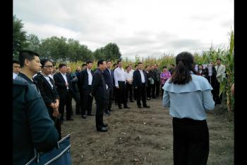 李明市長、張偉區(qū)長一行參加白城市農(nóng)業(yè)農(nóng)村新技術(shù)新模式推廣現(xiàn)場會(huì)