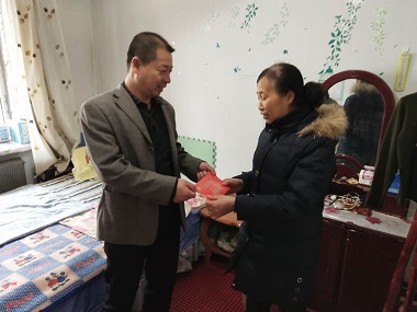 雙遼市農(nóng)機(jī)總站走訪慰問(wèn)退休困難黨員(圖文)