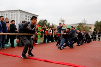 撫松縣農(nóng)業(yè)農(nóng)村局舉辦慶“五一“拔河比賽