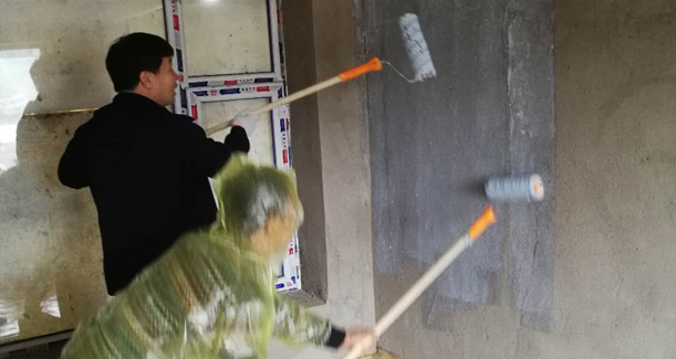 安圖農(nóng)機局為貧困戶“刷墻”美化環(huán)境